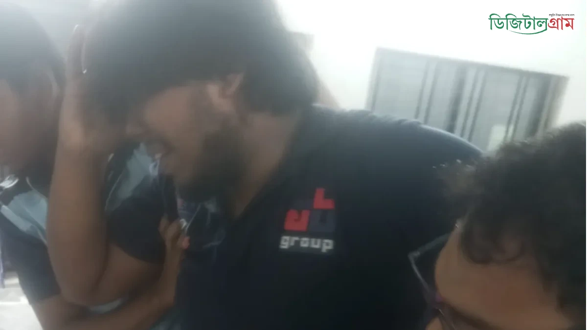 শাহবাগে ছাত্র দলের হামলায় ৮জন সংবাদ কর্মীসহ শিক্ষার্থী আহত
