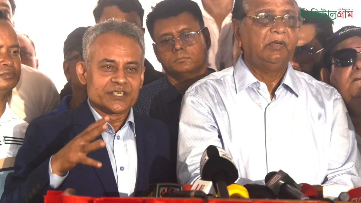 মন্ত্রী রবিউল হুসাইন বক্তব্য দিচ্ছেন