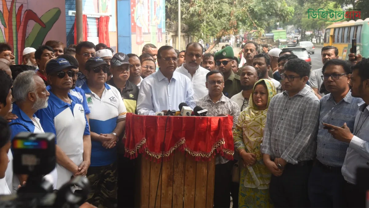 প্রশাসক বক্তব্য দিচ্ছেন