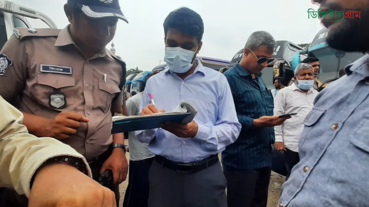 সায়দাবাদ বাসস্ট্যান্ডে ডিএসসিসির মোবাইল কোর্ট: পরিত্যক্ত বাস অপসারণ, ১০ হাজার টাকা জরিমানা।
